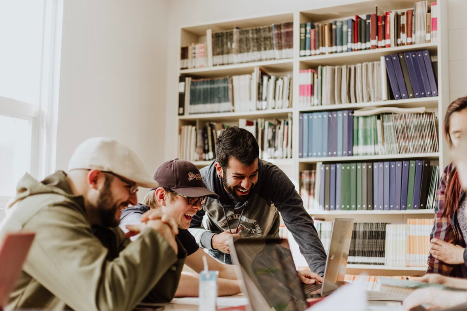 exemples de personnes en train de publier des offres d'emploi gratuitement