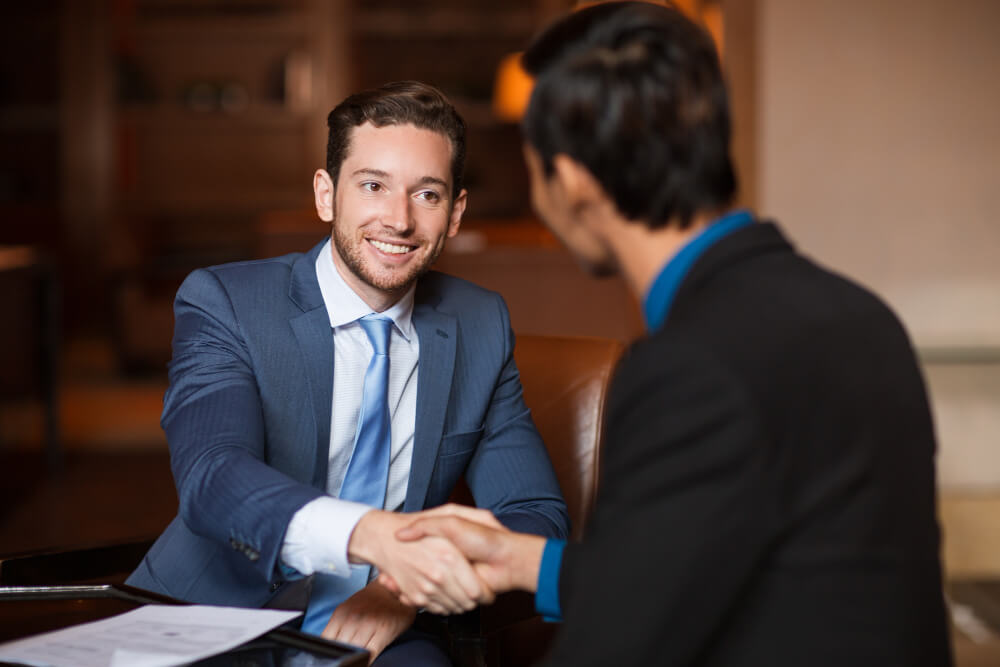 Deux hommes se serrent la main suite à un recrutement.