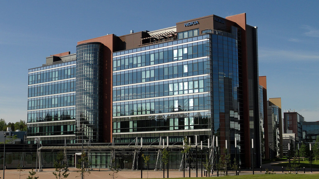 Siège de l'entreprise Nokia à Espoo en Finlande. Grand bâtiment avec de grandes fenêtres.